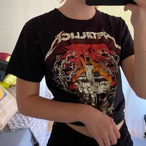 T-shirt med Metallica-motiv. Sitter väldigt bra och är i ett fint lite tjockare t-shirt material. Kika gärna på mina andra annonser💕