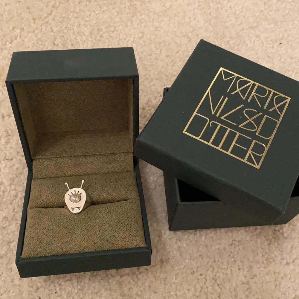 Säljer denna super fina ring från Maria nilsdotter, storlek 17, denna ring kan inte köpas längre, den är sååå fin och älskar den men den kommer inte till användning längre:). Accessoarer.