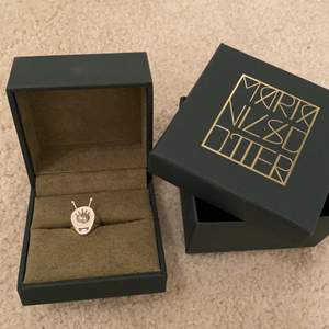Säljer denna super fina ring från Maria nilsdotter, storlek 17, denna ring kan inte köpas längre, den är sååå fin och älskar den men den kommer inte till användning längre:)