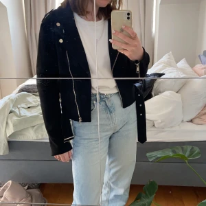 jacka  - svart mocka jacka från nelly 