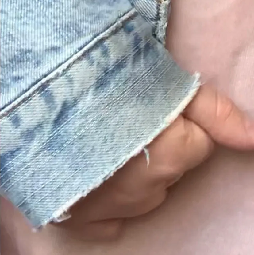 Skitsnygg fodrad jeansjacka som tyvärr blivit för liten, sliten runt handleden men det går att sy, superskön och snygg och VARM. Priset är utan frakt och kan diskuteras. . Jackor.