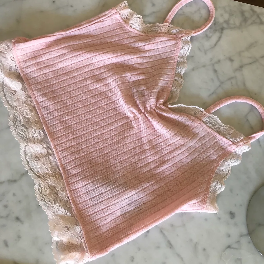 En kort rosa spets topp, anvĂ€nt endast ett par ggrđđđđ perfekt som snyggt hemmalinne eller som festtop. BUDA I KOMMENTARSFĂLTET! Och skriv till mej PRIVATđ. YlĂ€osat.