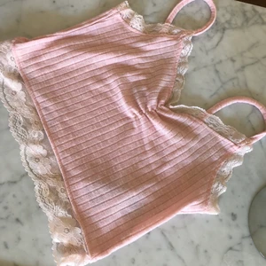 Rosa Spets topp - En kort rosa spets topp, använt endast ett par ggr💋💋💋💋 perfekt som snyggt hemmalinne eller som festtop. BUDA I KOMMENTARSFÄLTET! Och skriv till mej PRIVAT💞