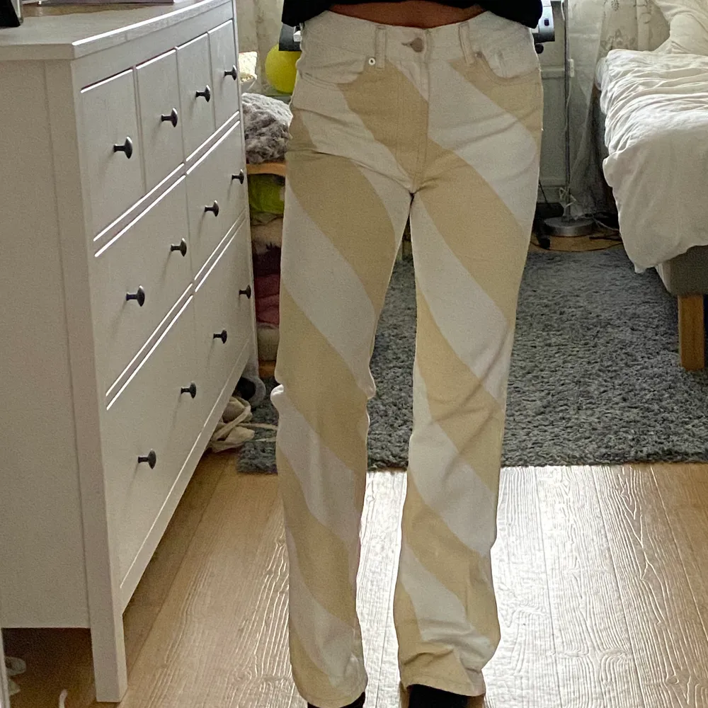 Säljer ett par supersnygga jeans från HM studio i storlek 34, men skulle säga att dom nästan sitter som en 36! Dom är lite långa på mig som är 162! Möts helst upp i Stockholm men kan även frakta, BUDA💖💖😀. Jeans & Byxor.