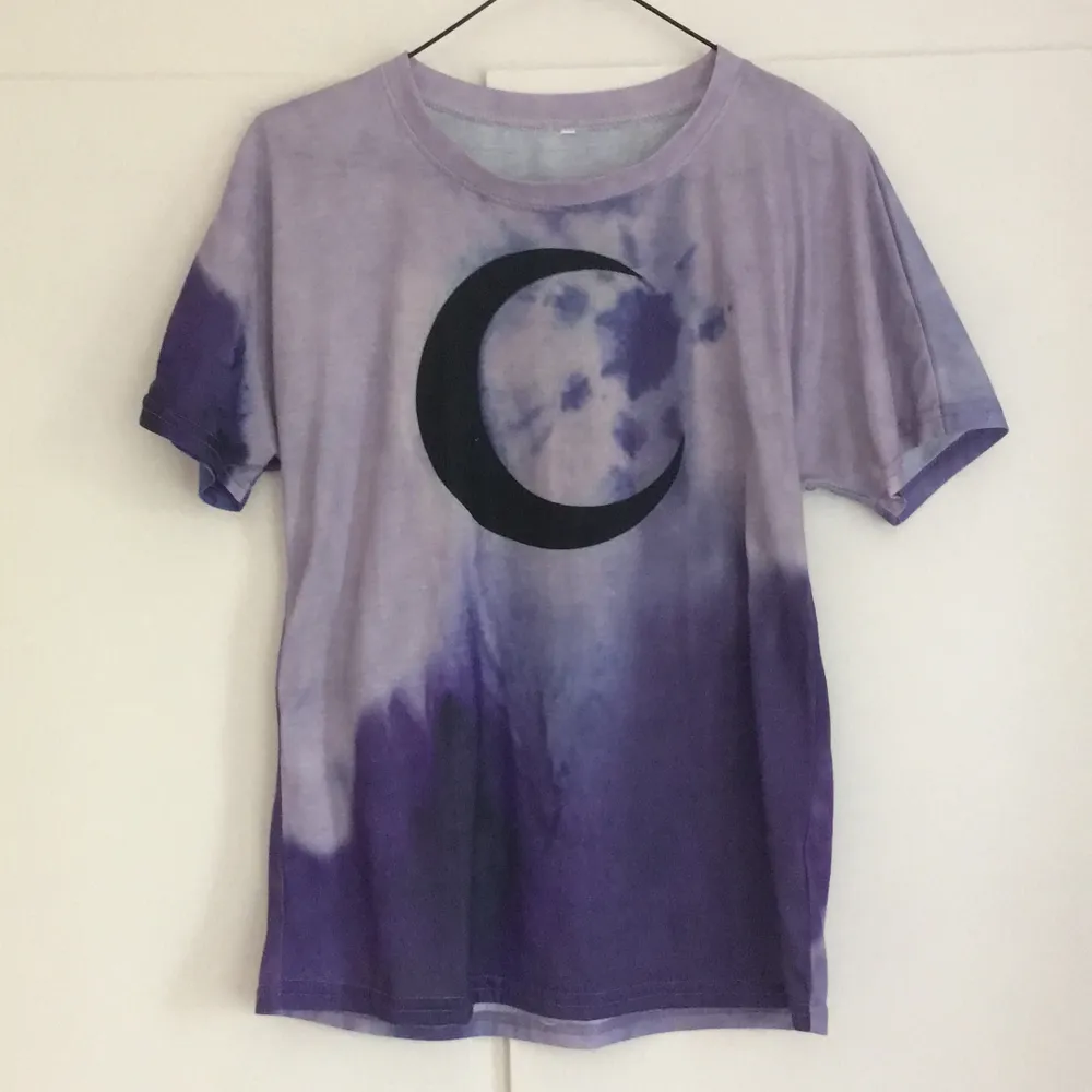 Sjukt snygg tshirt med ljus-och mörklila tiedye + månprint på framsidan. Använd två gånger, i bra skick ✨🔮🌙 FRAKT INGÅR I PRISET 🔮🌙 bud vid flera intresserade ✨. T-shirts.