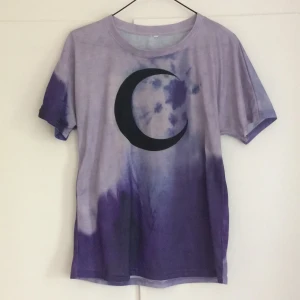TIEDYE MOON TSHIRT - Sjukt snygg tshirt med ljus-och mörklila tiedye + månprint på framsidan. Använd två gånger, i bra skick ✨🔮🌙 FRAKT INGÅR I PRISET 🔮🌙 bud vid flera intresserade ✨