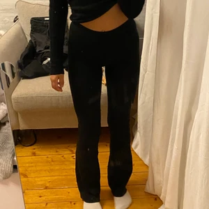 Svarta utvänga tights - Svarta utsvängda tights! Sitter väldigt fint på.