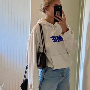 Nike hoodie  - Avslutar budgivning TISDAG KVÄLL!! Ledande bud får köpa den 😁😁😁Säljer denna vintage hoodie från Nike!!! strl M/L, jätte skön och snygg!!😁😁frakten står köparen för