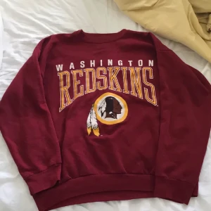 Sweatshirt - Amerikansk fotboll sweatshirt, säljer då den inte passar mig i smaken längre. Storlek XL så passar många beroende på hur oversized man vill ha. lite nopprig men tycker inte att man tänker på det! Trycket är lite slitet också så den är inte i nyskick men heller inte i märkbart dåligt skick 😇 bud: 310kr exkl frakt