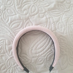 Hår diadem  - Ljus rosa färg, knappt använd!