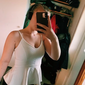 Vitt linne med volang - Fint skick, frakt tillkommer.