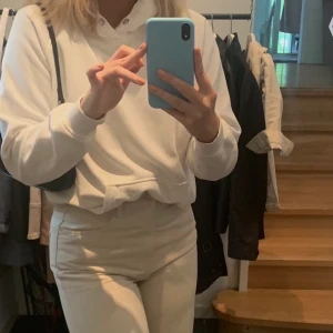 vit oversized hoodie - Jätte mysig vit oversized hoodie, saknar snören därav lågt pris, frakt 65kr 
