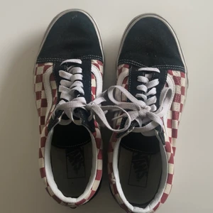 Vans Rödvit rutiga strl 40 - Använda några gånger, storlek 40 men skulle nog säga att dem är lite mindre i storleken. Nypris cirka 800kr. 