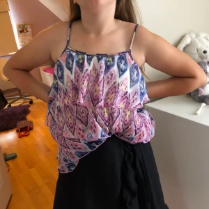 Linne - Ett jätte fint färgglatt linne ifrån Lindex st 146/152 men passar xs och kanske s, 100 plus frakt å pris går självklart att diskutera hör gärna av er❤️❤️❤️