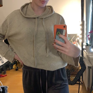 Jätte mysig tröja från HM - Stickad tröja från HM, använd 2 ggr kanske 3. Ni står för frakt, kan mötas i Karlstad 