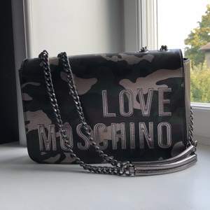 Säljer min Moschino väska pågrund av att den alldrig kommer till användning. Den är nästintill alldrig använ och har fortfarande plasten kvar vid dragkedjan se tredje bilden. (Köparen står för frakten)