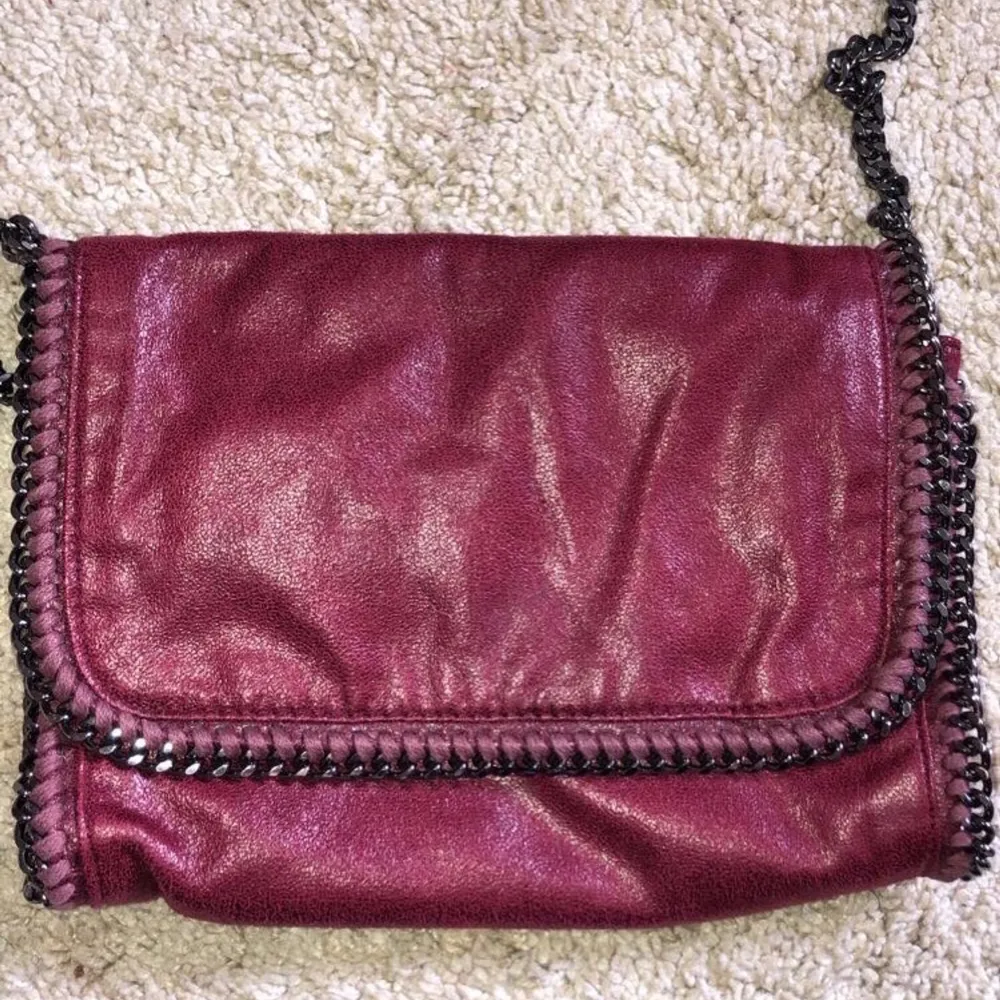 Säljer denna underbara röda Stella McCartney väska 💼 Super läcker färg o super snygg. Samma design som den blåa väskan i min profil;).   (Köpare står för frakten).    Budgivning i kommentarerna :)))). Väskor.