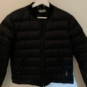 Dunjacka hunkydory  - Perfekta dunjackan. Skit snygg dock för liten för mig. Använd max 2 gånger. Som ny! Köpt för : 3000