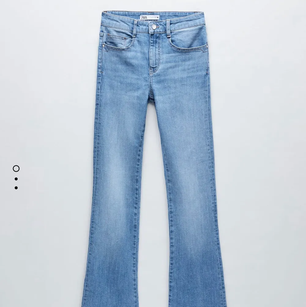 Ljusblåa bootcut jeans från Zara, storlek 36, lite längre på mig som är 165. Bra skick. Jeans & Byxor.