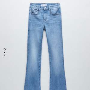 Ljusblåa bootcut jeans från Zara, storlek 36, lite längre på mig som är 165. Bra skick