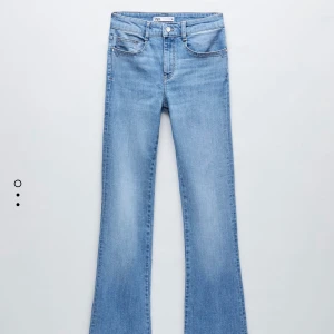 Bootcut Jeans - Ljusblåa bootcut jeans från Zara, storlek 36, lite längre på mig som är 165. Bra skick