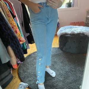 Super härliga jeans från Elsa Hosks kollektion med BikBok. Säljer pga förstora för mig. Passar både S&M. En knapp nere på benet har lossnat men inget som syns så mycket, priset är anpassat efter det också🦋 hör av er i dm vid intresse eller frågor🍭💕 Pris kan diskuteras🧚🏼 Frakt tillkommer 63kr spårbart.