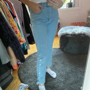 Jeans BikBok x Elsa Hosk - Super härliga jeans från Elsa Hosks kollektion med BikBok. Säljer pga förstora för mig. Passar både S&M. En knapp nere på benet har lossnat men inget som syns så mycket, priset är anpassat efter det också🦋 hör av er i dm vid intresse eller frågor🍭💕 Pris kan diskuteras🧚🏼 Frakt tillkommer 63kr spårbart.