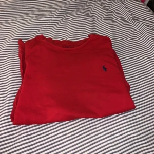 Röd ralph lauren långärmad.  - Bra skick och fläckfri. Storlek 13-14 åringar/ xxs. Använd ett få tal gånger.