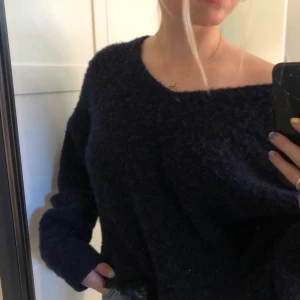 Stickad tröja - Jätte mysig stickad tröja från Bikbok med v-ringning. Går att ha off-shoulder också vilket är skit snyggt:)) priset är exklusive frakt.