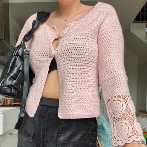 Rosa stickad kofta från odd molly - Stickad gullig mjuk kofta från odd Molly, typ aldrig använd och i nyskick💗 mer rosa än vad den ser ut på bilden och i strl 1 men passar väl xs-m beroende på hur man vill att den ska sitta