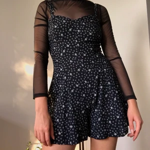 Vintage short jumpsuit svart size S - Vintage jumpsuit som passar både till vinter och sommar. Det är bara att buda!