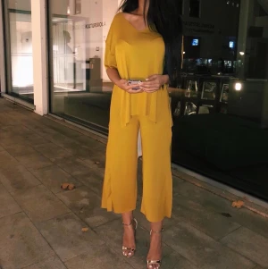 Yellow Set from Zara - Yellow set, använt 1 gång. Väldigt fint att ha med sneakers eller klackar 