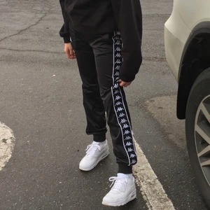 Kappa byxor - Kappa byxor med knappar, de är jättefina både knäppta och oknäppta. Jag är ca 1,60cm och de sitter lite längre i benen på mig🥰🥰