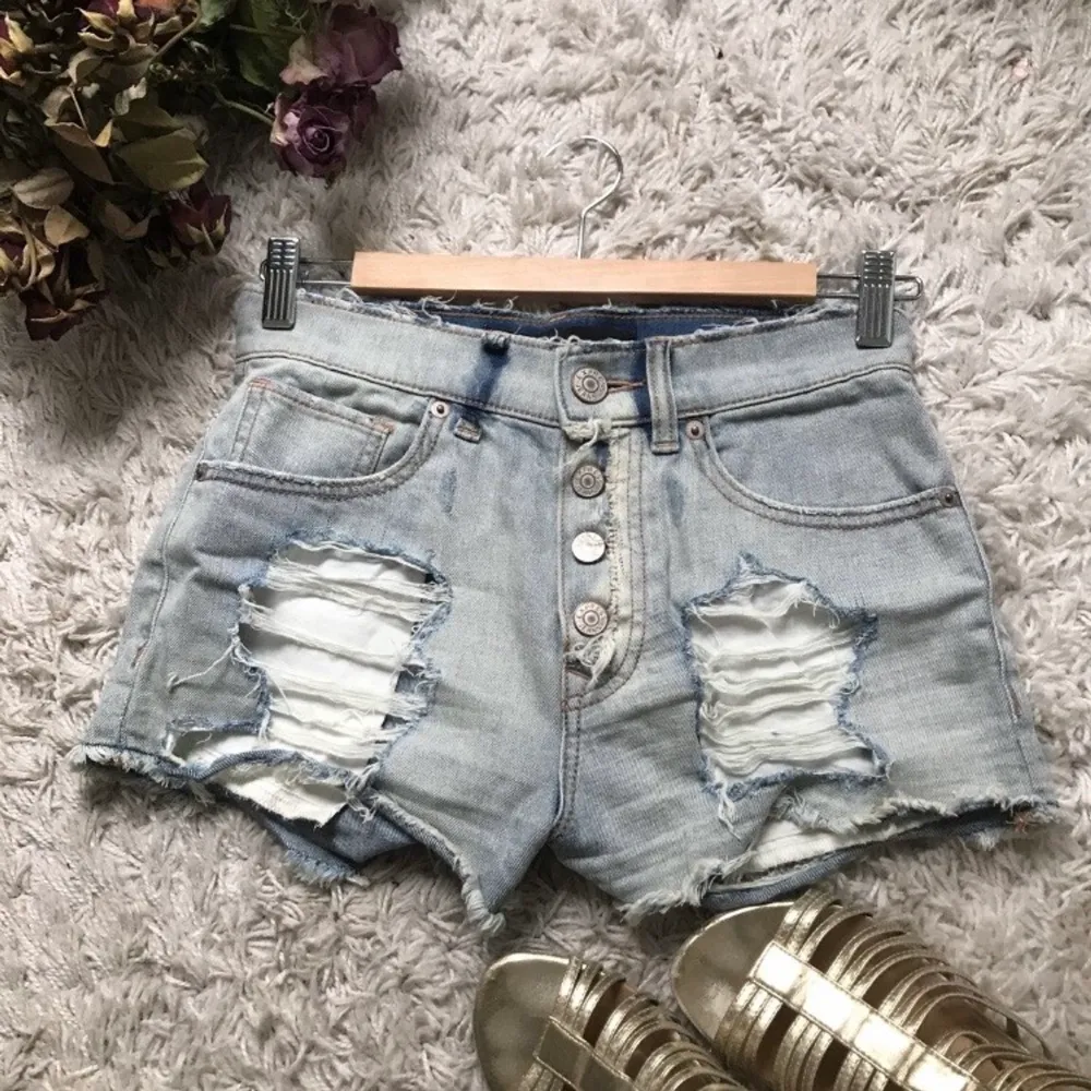 Ljus blåa jeans shorts. Köpta i USA från EXPRESS JEANS. Använd 2 gånger. Storlek 00 men passar xs-s. Original pris 79,90$. Nya priset går att diskutera. Köpta under en resa i usa. Säljer då dom tyvärr inte passar längre.. Shorts.