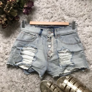 Ripped jeans shorts  - Ljus blåa jeans shorts. Köpta i USA från EXPRESS JEANS. Använd 2 gånger. Storlek 00 men passar xs-s. Original pris 79,90$. Nya priset går att diskutera. Köpta under en resa i usa. Säljer då dom tyvärr inte passar längre.