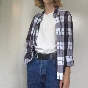 Rutig Hollister Skjorta (M)  - Vit Röd och Blå rutig skjorta från hollister. Mycket bra skick och passar till det mesta, men speciellt med ett par jeans och något lättare plagg under. Den är I herr storlek M och jag på bilden är 180 cm för referens.