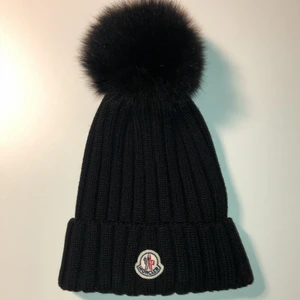 Moncler Mössa - Säljer min svarta monclermössa köpt på NK för ca 2500 kr. Använd ca 3 ggr, dvs i helt nyskick. Säljer för 1200 kr. Köparen står för frakt. 