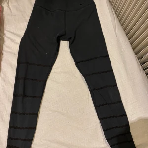 Träningsbyxor  - Säljs pga för små!