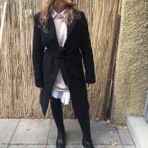 Svart kappa Ivyrevel  - Svart kapp från Ivyrevel storlek 36. Passar även 34. Frakt tillkommer. 