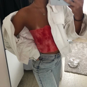 Skitsnygg bandåtopp💘💘 - Säljer nu min snyggaste bandåtopp med trendigt batik mönster. Perfekt att ha under en jacka eller kofta till hösten!!💜💜hör av er vid fler bilder eller frågor, kram 🤍