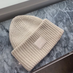 Acne mössa  - Beige acne studios mössa som aldrig kommit användning, köpt på Åhléns city för 1100 kan sälja för 700! 