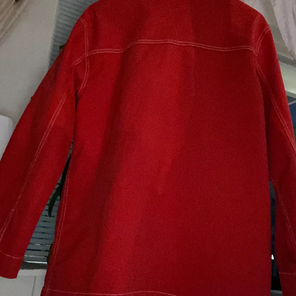 Röd jeansjacka från pull&bear i storlek M. Använd en enstaka gång! Längden på jackan är ungefär 74cm lång. 200kr + frakt jag kan också mötas upp i Linköping ✨. Jackor.