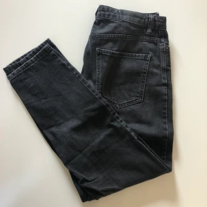 Mom jeans strl 38 - Tvättad svart denim i färgen.