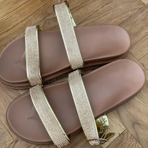 Sandaler med glitter - Snygga och aldrig använda