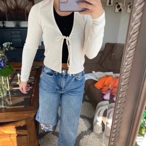 Söt vit kofta - Knappt använd, jätte fint skick ! Kund står för frakt💕🧚🏼