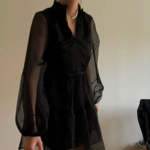 Poplinklänning - Svart poplinklänning från Gina Tricot i organza! Använd endast en gång och köpt för 500kr, så i princip nyskick.