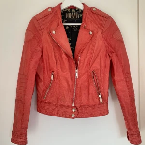 Jofama by Marie Serneholt  - Slim modell, den har en liten fläck på framsidan och lite färg skiftningar i kragen men annars i gott skick. Har inte blivit använd på flera år, storlek 34.