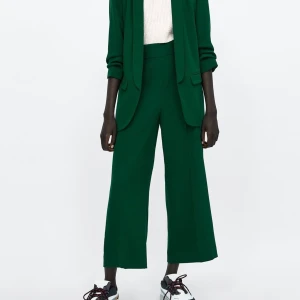 Zara high wasted byxor  - Jag har två styckna zara high wasted byxor som är i perfekt skick. De passar jätte snygg. 300 kr styck  🤍