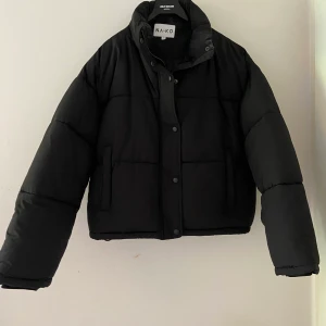 Populär NAKD jacka - Den populära NAKD jackan som många efterfrågade efter att Bianca hade den. Använd 2 gånger. Storlek 38/40, sjukt snygg modell! Perfekt till höst och vintern som kommer❄️ nypris 500;-
