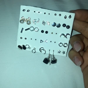 Örhängen  - H&M örhängen sett🤩 (Skriv för fler bilder, kunden står för frakten som summan varierar beroende på varans vikt) 